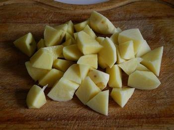 脊骨炖土豆的做法步骤2