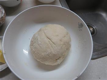 毛毛虫豆沙面包的做法步骤2