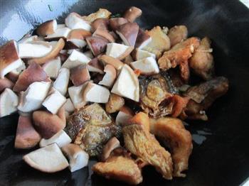 腐竹香菇炖鱼的做法步骤10