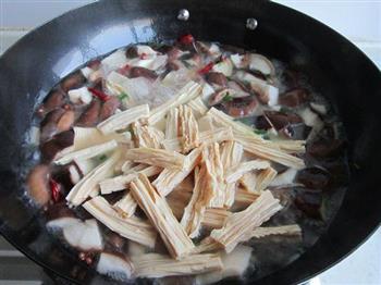 腐竹香菇炖鱼的做法步骤13