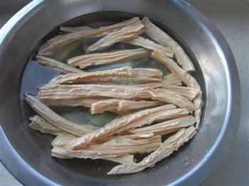 腐竹香菇炖鱼的做法步骤4