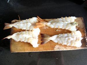 黄金凤尾虾的做法步骤2