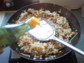 咸蛋黄杂菜炒糯米饭的做法步骤11
