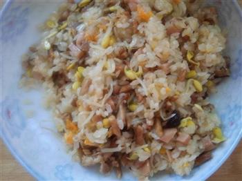 咸蛋黄杂菜炒糯米饭的做法步骤12