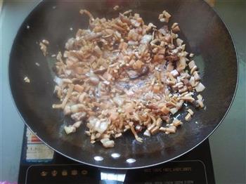 咸蛋黄杂菜炒糯米饭的做法步骤6