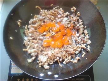 咸蛋黄杂菜炒糯米饭的做法步骤7