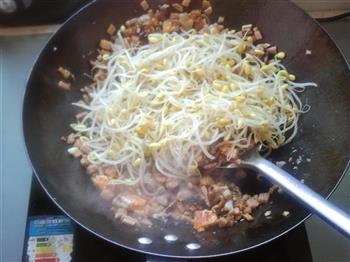 咸蛋黄杂菜炒糯米饭的做法步骤8
