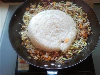 咸蛋黄杂菜炒糯米饭的做法步骤9