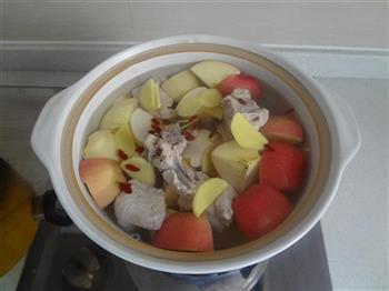 苹果雪梨龙骨汤的做法步骤3