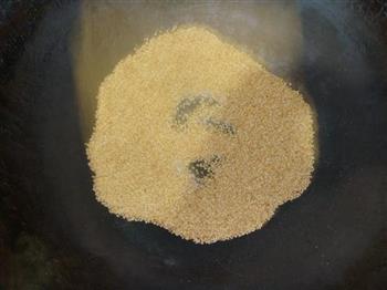 自制喷香芝麻盐的做法步骤2