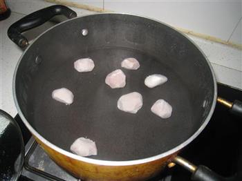 肉丸紫菜蛋花汤的做法图解1