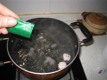 肉丸紫菜蛋花汤的做法步骤3