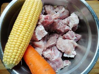 猪骨玉米胡萝卜汤的做法步骤1