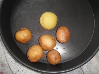 蚝豉金针菇小土豆的做法步骤2