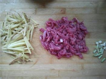 姜丝炒牛肉的做法步骤2