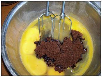 红糖核桃海绵蛋糕的做法图解2
