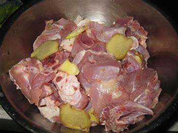 秋栗红烧鸭肉的做法步骤1