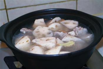砂锅莲藕排骨汤的做法步骤4