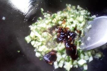 蚝油黄瓜炒米饭的做法步骤5
