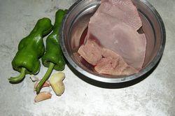 青椒炒猪肝的做法步骤1
