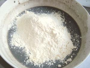 黑芝麻豆浆薄饼的做法步骤3
