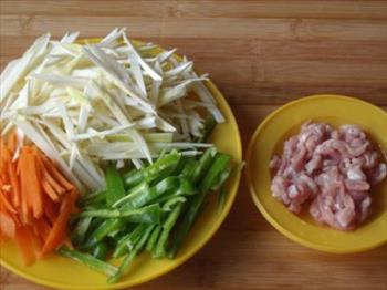 茭白青椒炒肉丝的做法步骤1