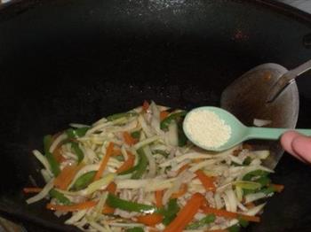 茭白青椒炒肉丝的做法步骤9
