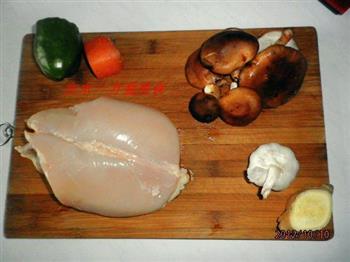 蒜香香菇鸡肉的做法图解1