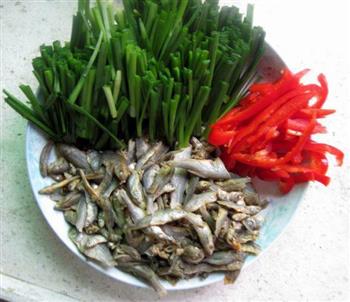 河鱼干炒韭菜的做法步骤2
