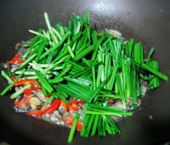 河鱼干炒韭菜的做法步骤5