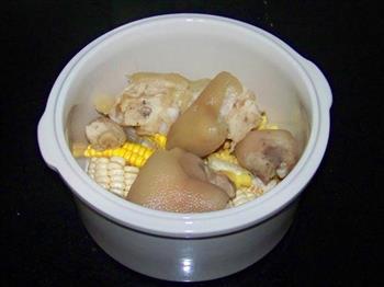 玉米黄豆蹄花汤的做法图解6