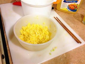 简易黄金蛋炒饭的做法步骤2