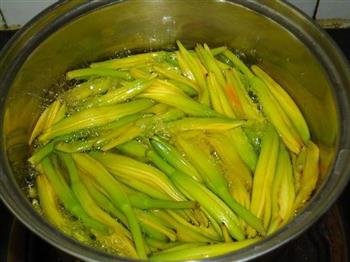 凉拌黄花菜的做法步骤4
