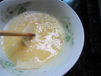 酥皮蘸汁豆腐的做法步骤3