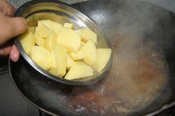 土豆烧排骨的做法步骤8