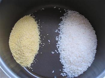 养胃小米粥的做法图解1