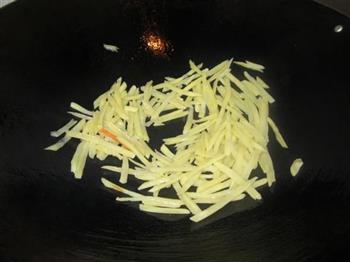 炒土豆胡萝卜丝的做法步骤4
