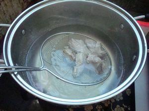大枣百合排骨汤的做法步骤1