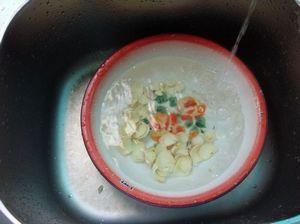 大枣百合排骨汤的做法步骤3