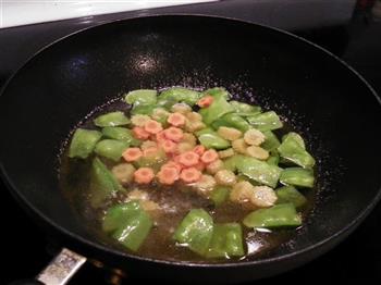 蔬菜炒热狗的做法步骤3