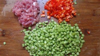 豆角煸肉丁的做法步骤3