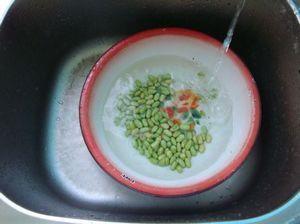 金针毛豆排骨汤的做法步骤1