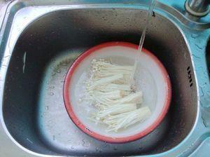 金针毛豆排骨汤的做法步骤2