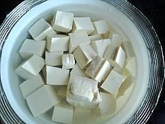 腐乳炖豆腐的做法图解2
