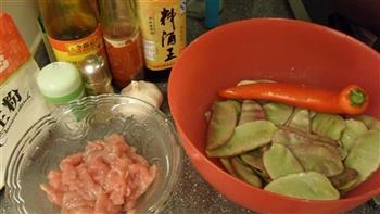扁豆丝炒肉片的做法步骤1