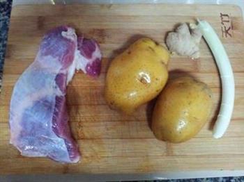 土豆小酥肉的做法图解1