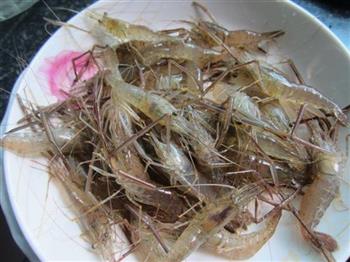 挂糊咖喱虾的做法步骤1