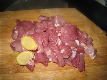 罗汉果薏米瘦肉汤的做法图解1
