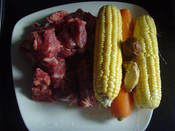 玉米红萝卜煲猪骨的做法步骤1