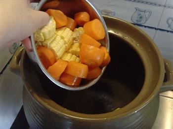 玉米红萝卜煲猪骨的做法图解4